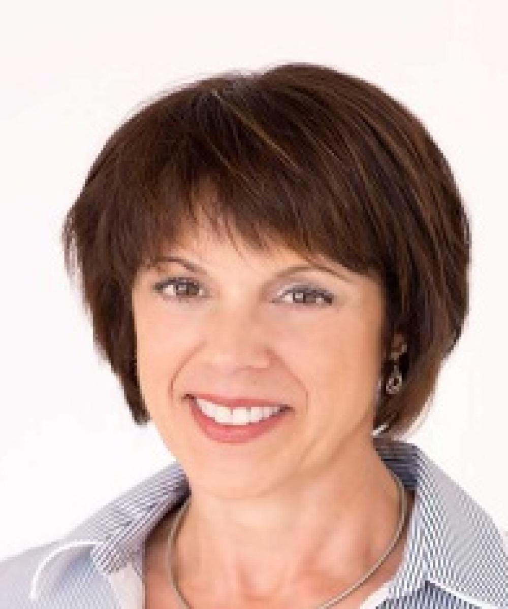 Laura Price headshot